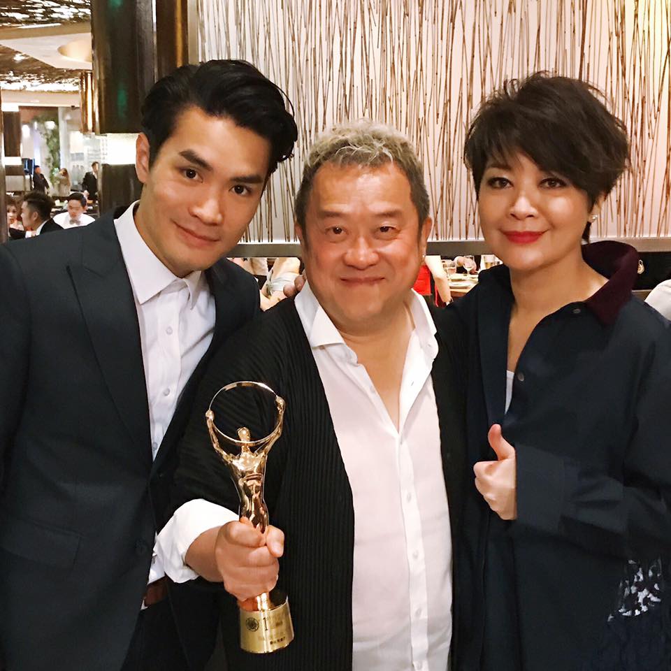 《一念無明》導演黃進及有份演出的金燕玲賀曾志偉封帝。