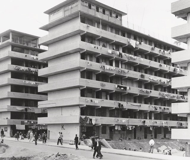 1954年，徙置屋邨以H型樓宇為主，部分地下單位為小店舖，天台為學校，其他社區設備較少，沒有商場、公園，社區中心等娛樂設施也不多。
