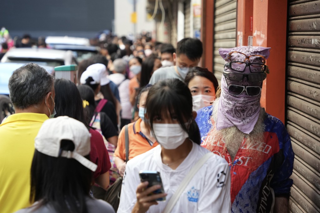 港鐵油麻地站列車甩門，佐敦站外接駁巴排隊情況。（蘇正謙攝）