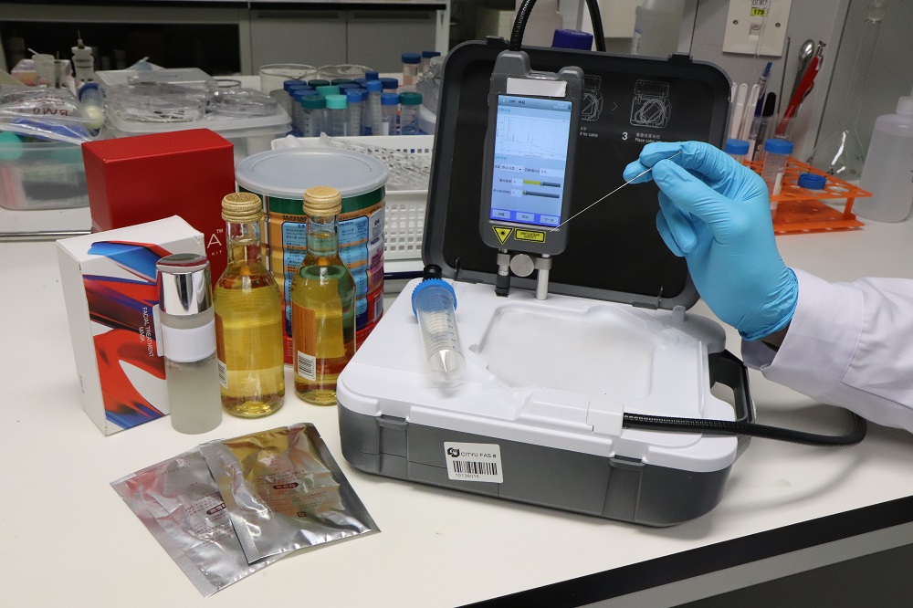 團隊研發的SERS芯片可用於檢測食品安全、危險品，及早期篩查疾病等。
