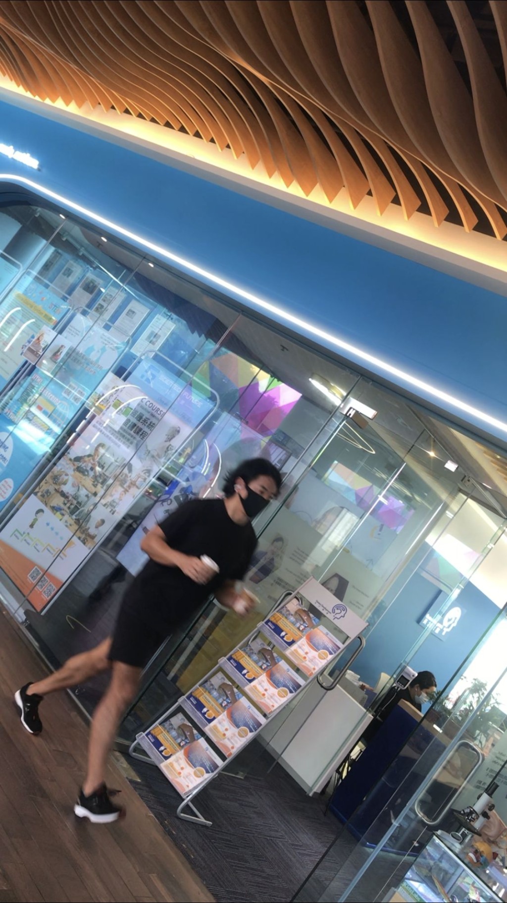 伊健由寓所行去商場5分鐘,再喺Coffee shop用5分鐘買咗兩杯咖啡,然後極速行返屋企。