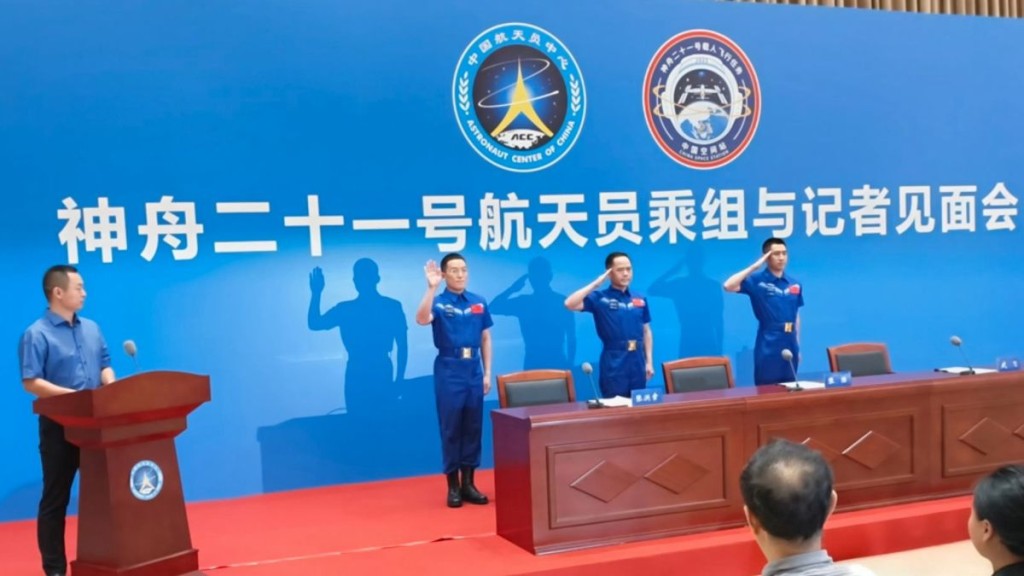 神舟二十一乘組返回地球後首公開亮相。央視截圖