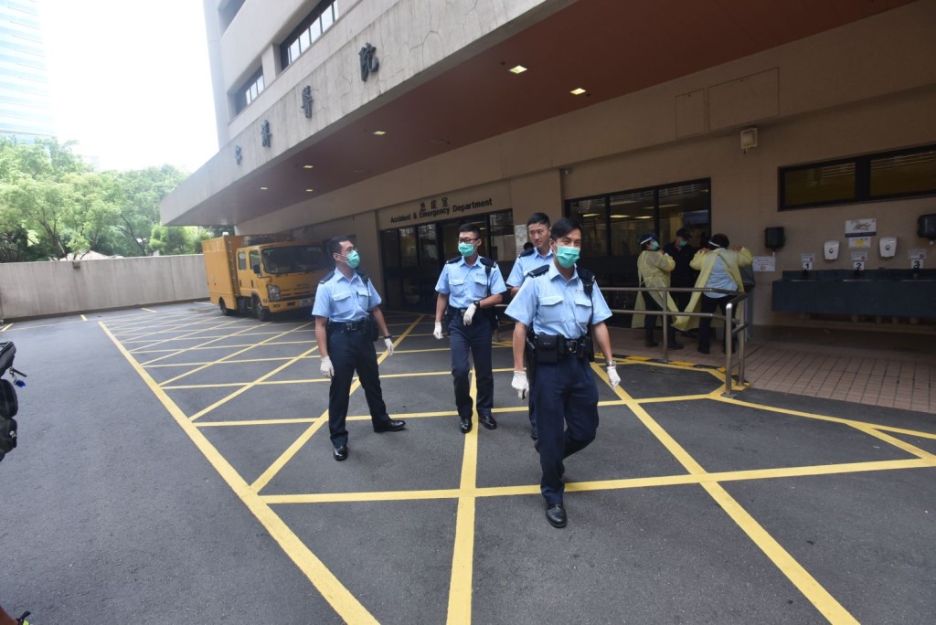 警員戴上口罩及手套作保護。