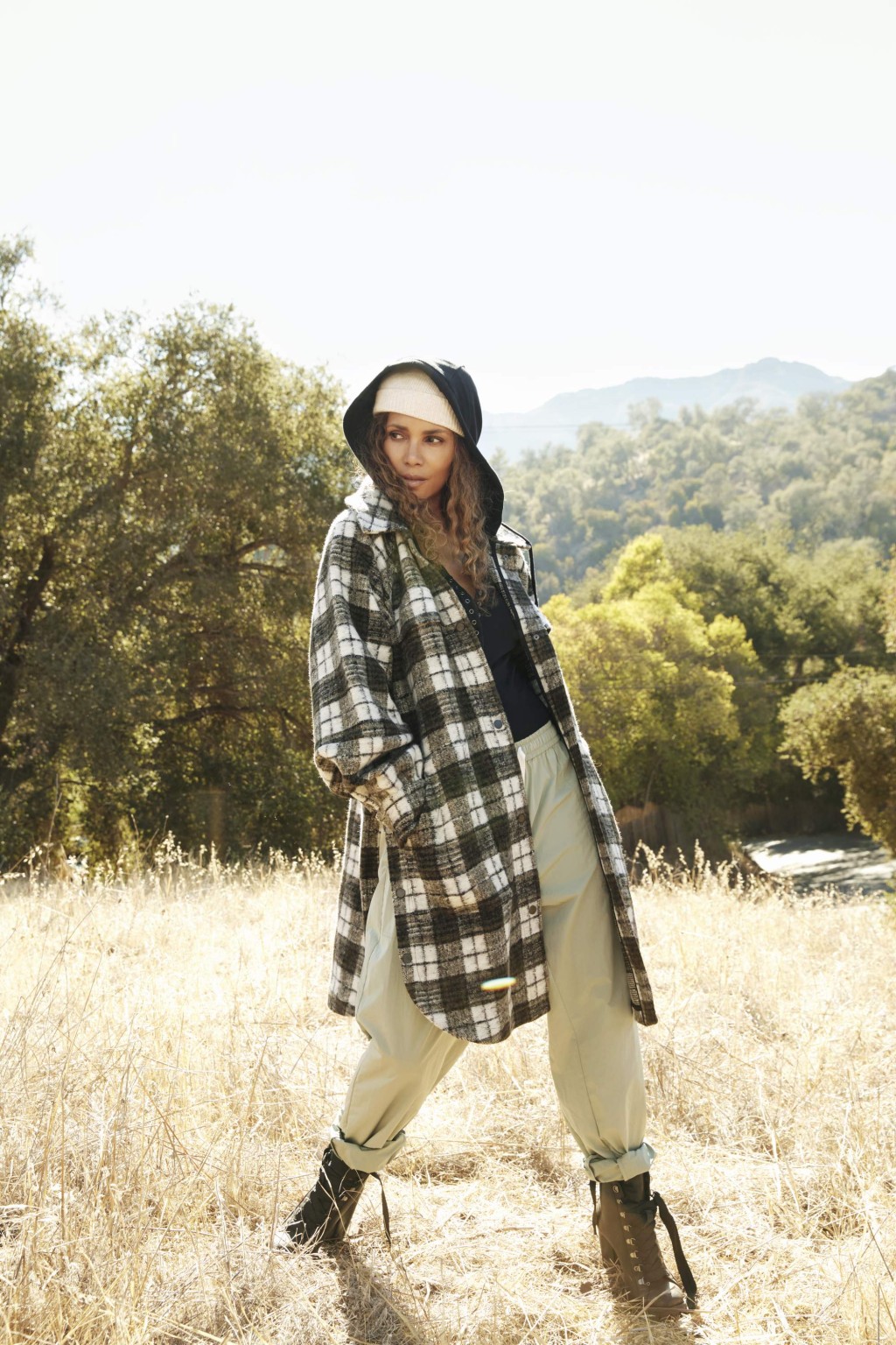 ●Sweaty Betty與荷里活女星Halle Berry及其創立品牌rē•spin合推第二個限量秋冬系列的黑白色格紋Oversize恤衫/$1,800、綠色運動褲/$1,255。（S）