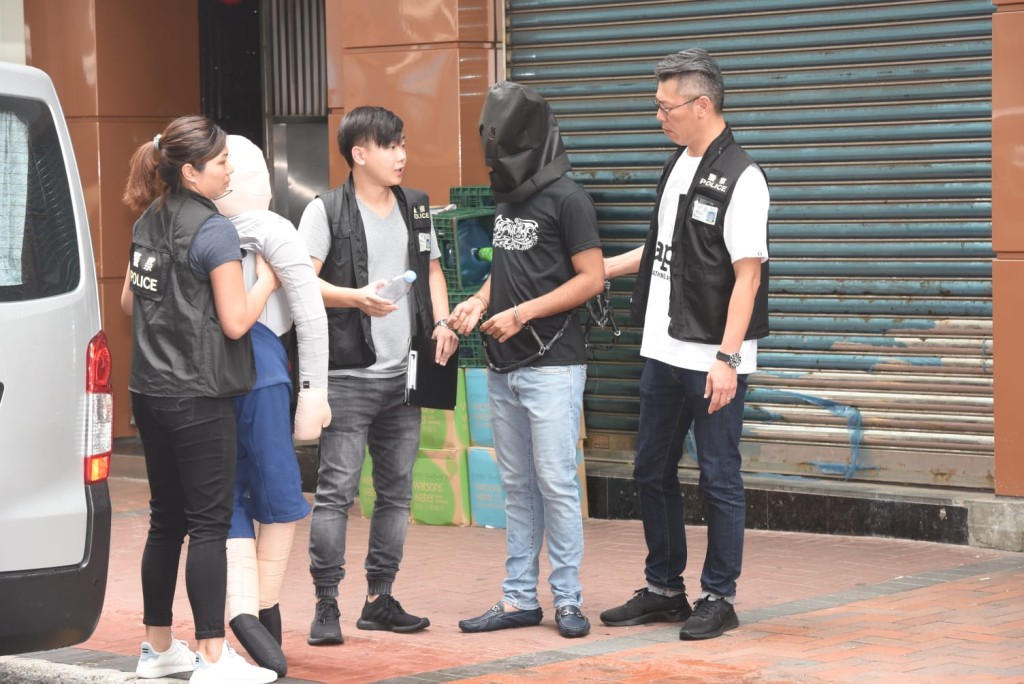 警方押其中一名南亞籍疑犯押返現場重組案情。 梁國峰攝