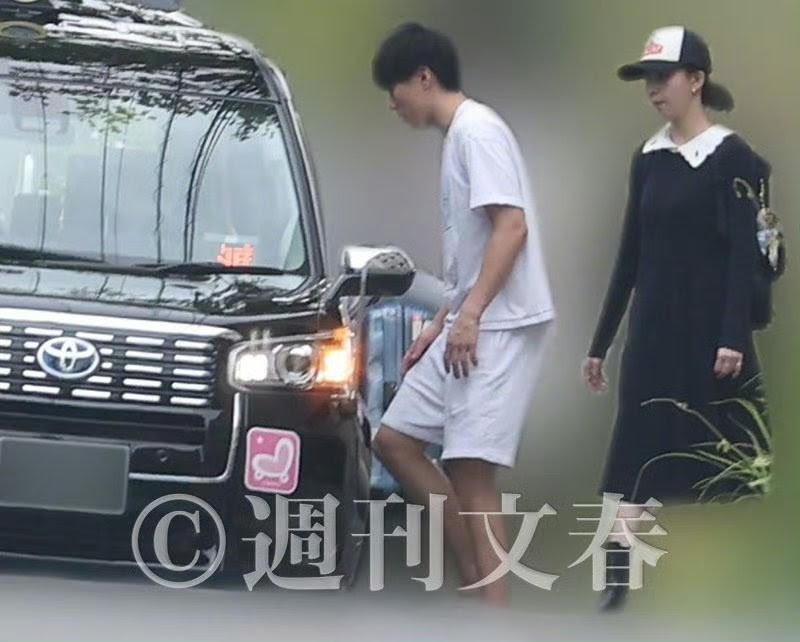 二人被拍到一起驅車外出。