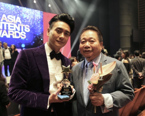 黃宗澤賀導演李惠民獲得「終生成就奬」。