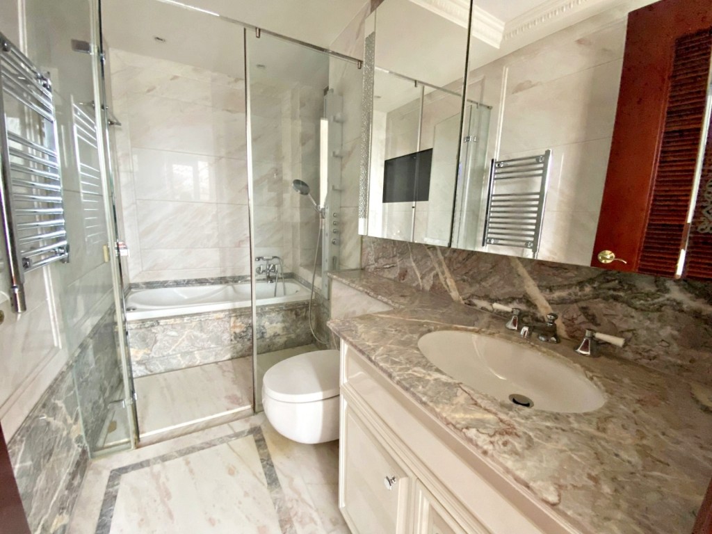 浴室以云石纹设计主调，日常打理更便利。