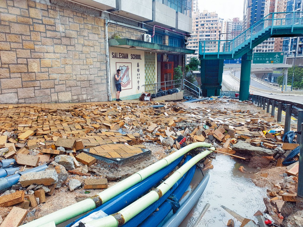 慈幼英文学校（中学部）门外的行人路损毁严重，大片地砖掀起，露出地底管线及港灯电缆。 