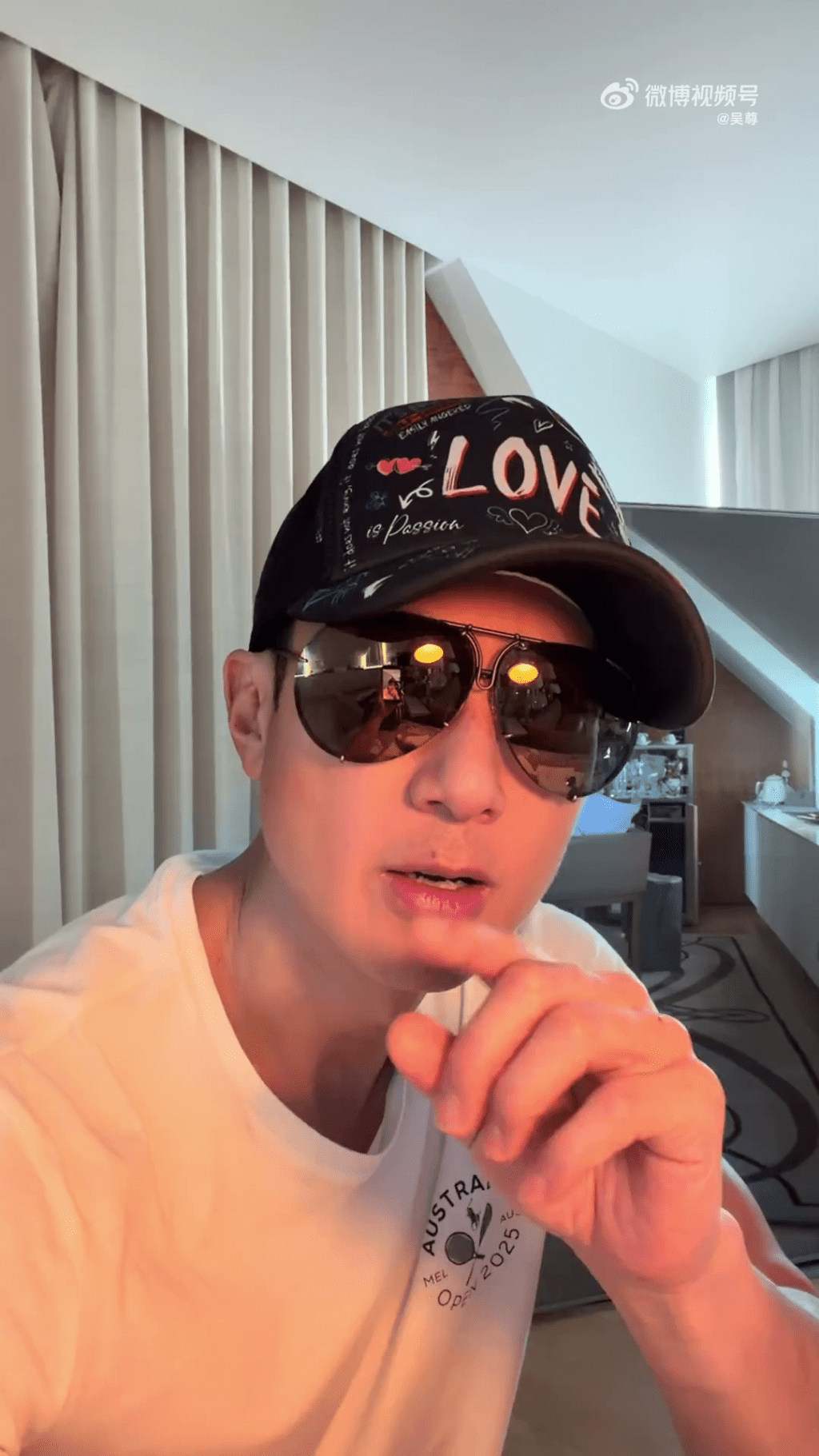 行李延誤三天無下文，吳尊拍片控訴國泰航空。微博
