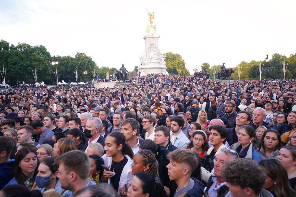 数以百计的英国民众得悉英女皇离世后，纷纷聚集在白金汉宫门外。AP图片