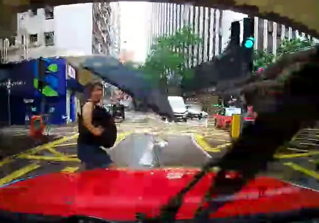 女途人冲过路，的士收掣不及。fb香港突发事故报料区影片截图