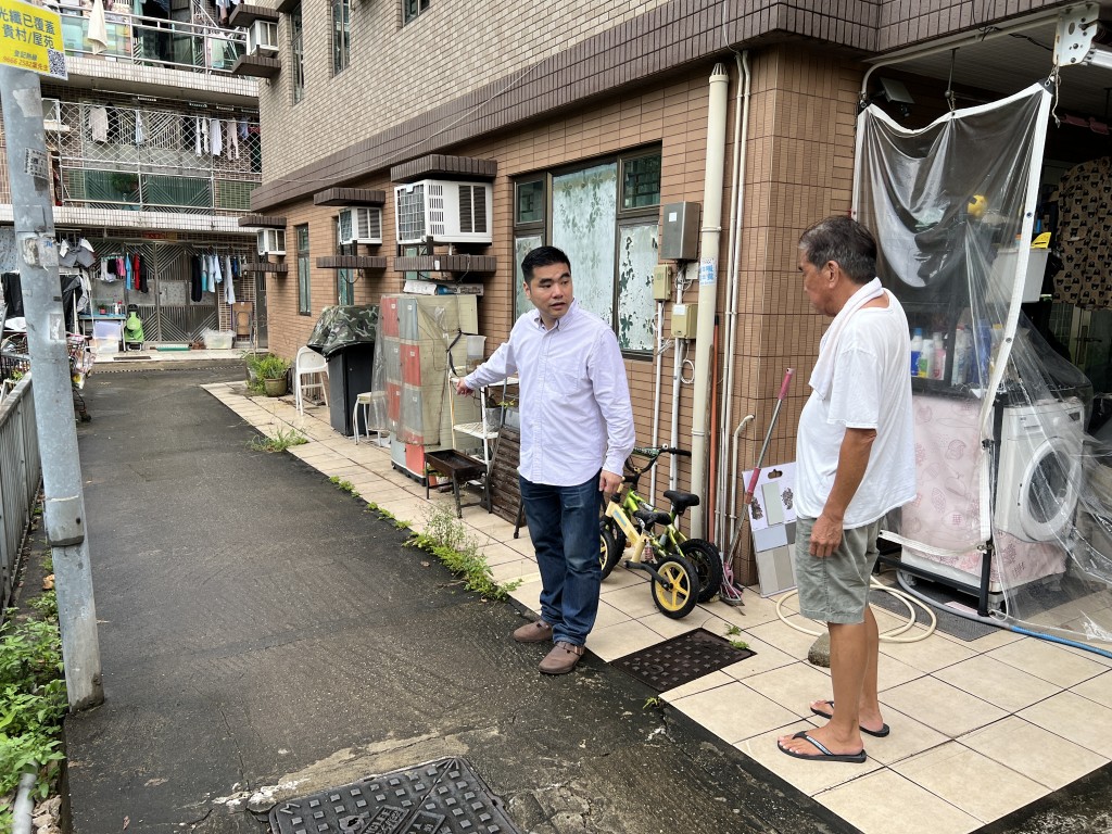 沙田区议员梁家玮(左)和村长林连发，在村内了解污水倒灌问题。