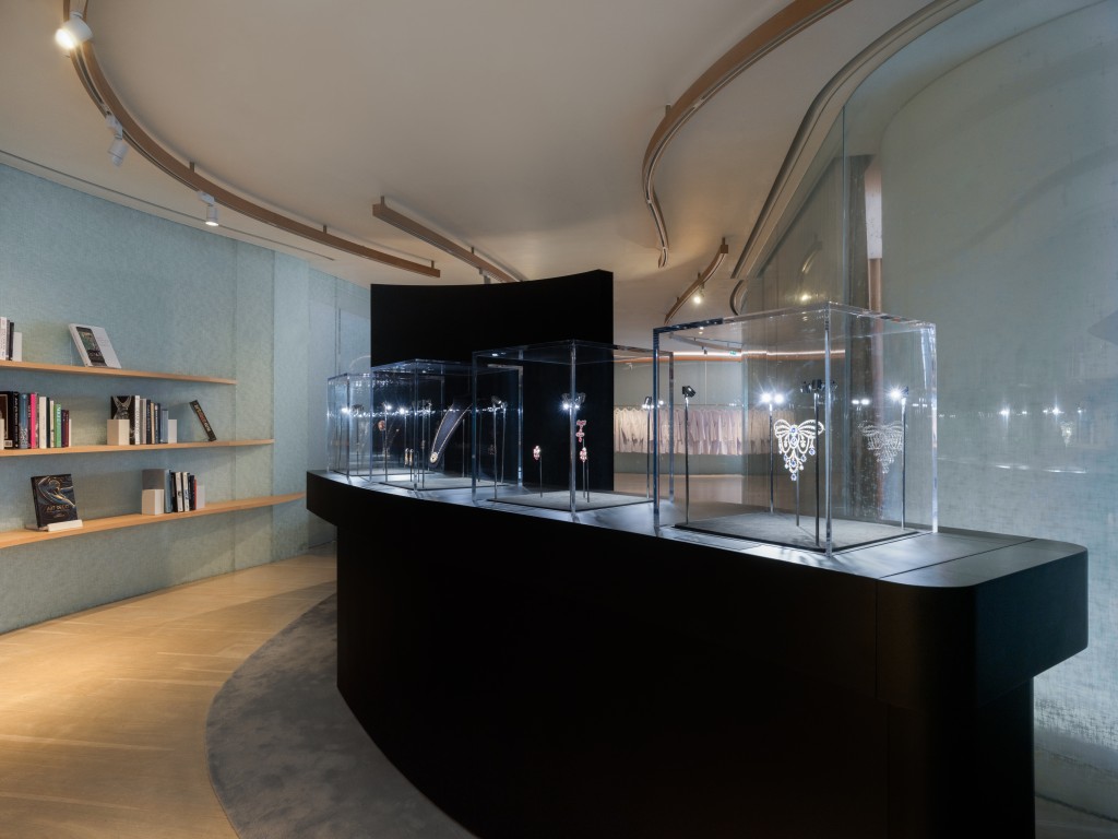 「神聖珠寶藝術:追尋永恆之美—有川一三珍藏展品」展覽,由即日至5月11日假學院亞太區分校舉行。 「神聖珠寶藝術:追尋永恆之美—有川一三珍藏展品」展覽,由即日至5月11日假學院亞太區分校舉行。