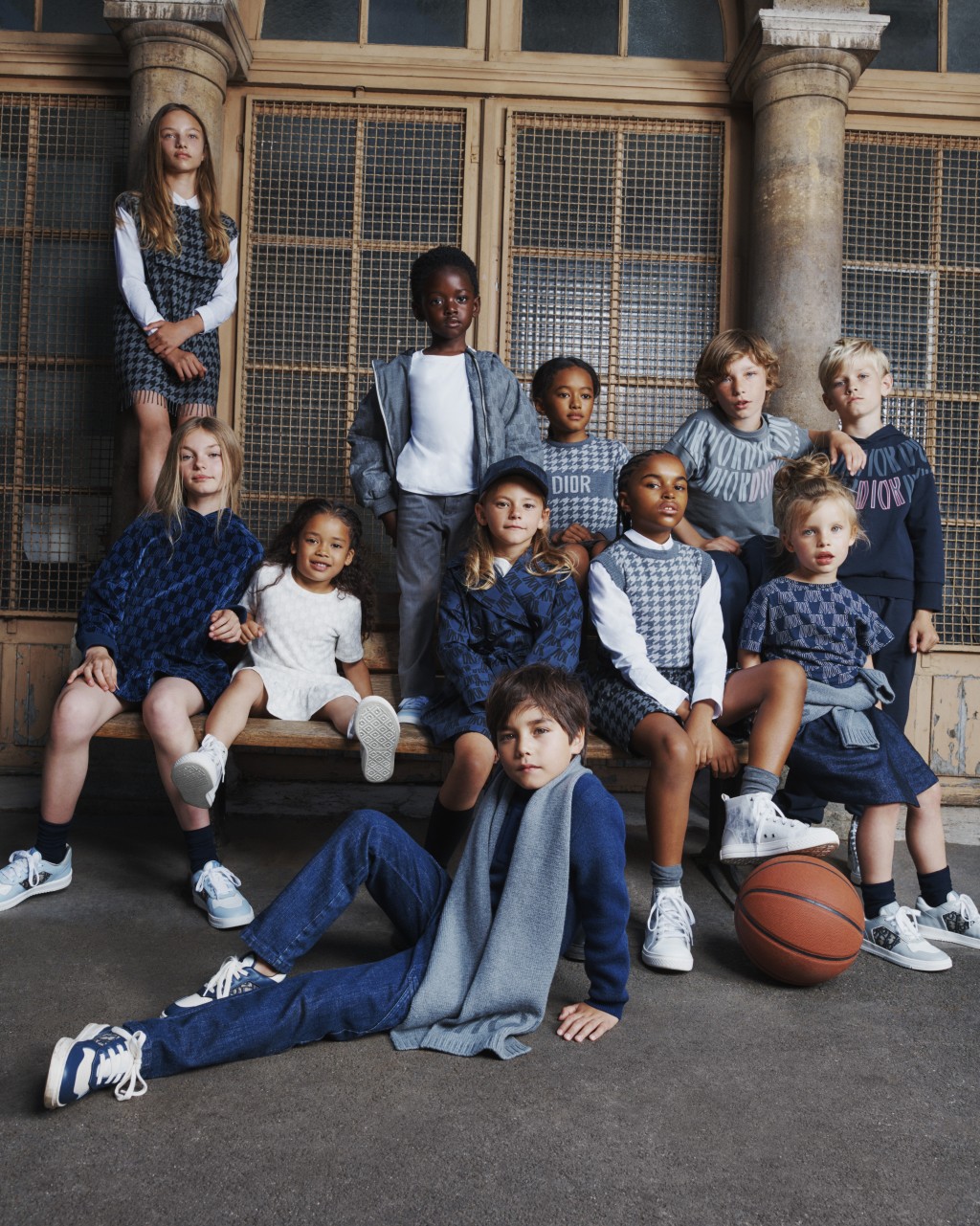 新系列以蓝灰色为主调，当中亦找到Dior主题图案。