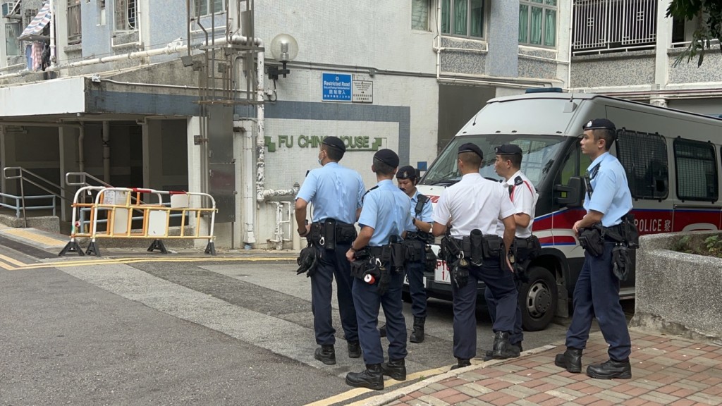  警方封锁大窝口邨富静楼对开进行调查。