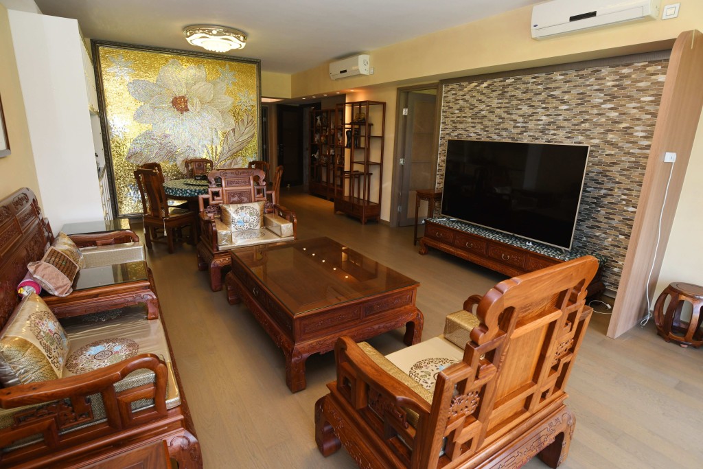 大廳採用仿古木製家具為主，古雅溫馨。