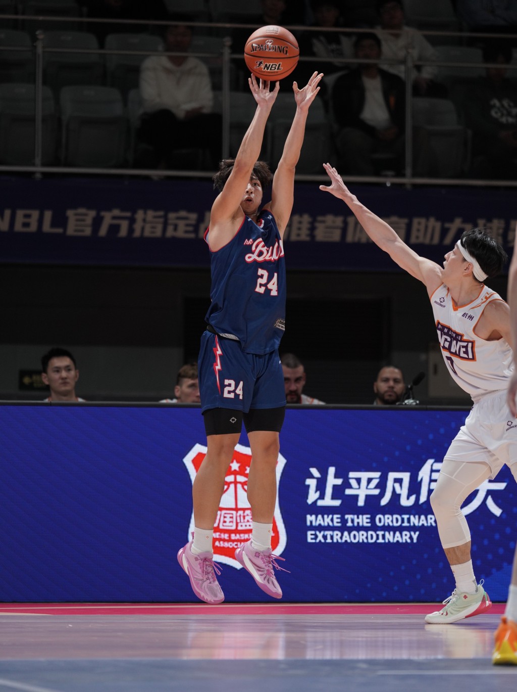 生涯首次正选出场的吴委峻贡献全队最⾼的13分及3次抢断。香港金牛图片