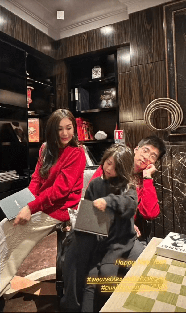何超盈女兒坐爸爸大脾。 何超盈女兒坐爸爸大脾。