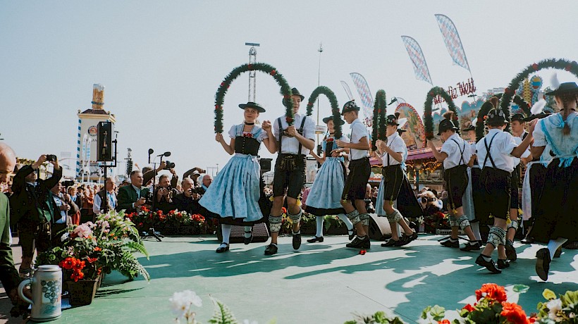 活動上有穿著巴伐利亞傳統服飾的人表演唱歌跳舞。（相片來源：oktoberfest官方網頁）