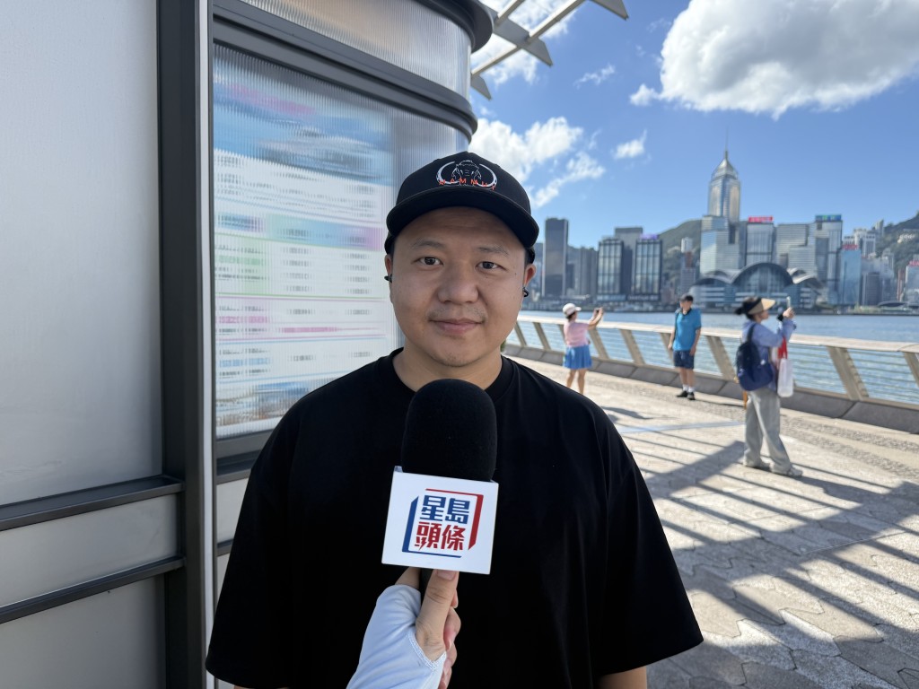 趙先生表示，得知有兩艘軍艦訪港，便趁着國慶假期趕來參觀。何姵妤攝 