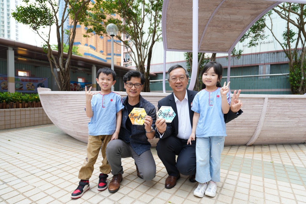 小朋友向戴尚誠和楊耀輝送上以「幸福感」為主題的手工作品。何永賢FB圖片