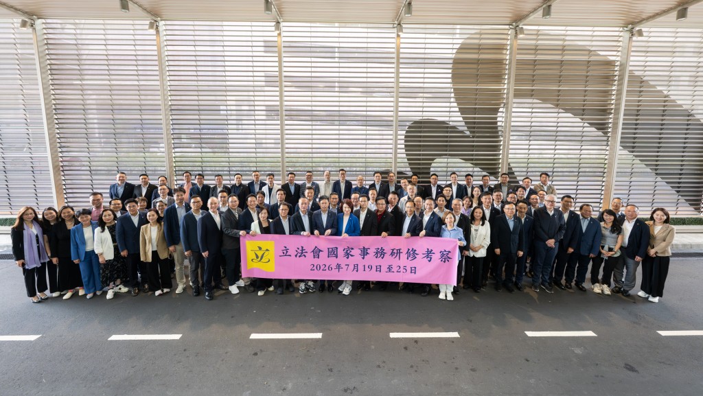 自從88名議員上月完成北京研修回港、出席特首「對談交流會」後,近日多名議員接力發文大讚交流會形式。立法會圖片 自從88名議員上月完成北京研修回港、出席特首「對談交流會」後,近日多名議員接力發文大讚交流會形式。立法會圖片