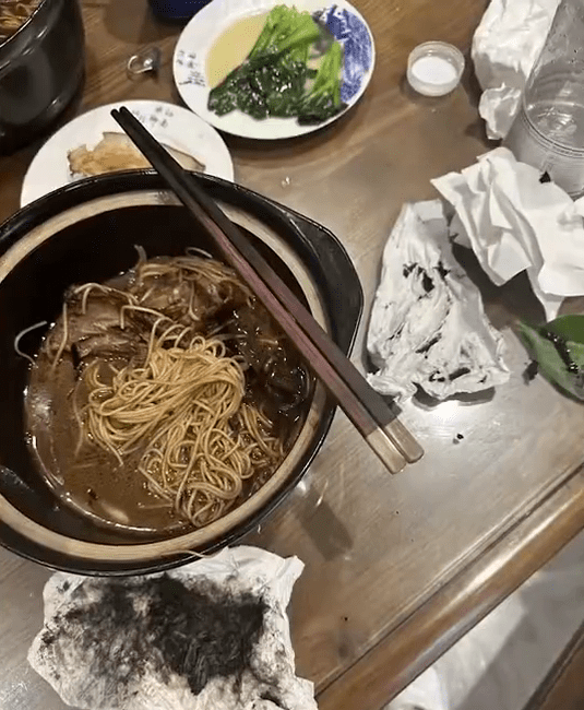 老鸭面疑吃出腐烂老鼠。