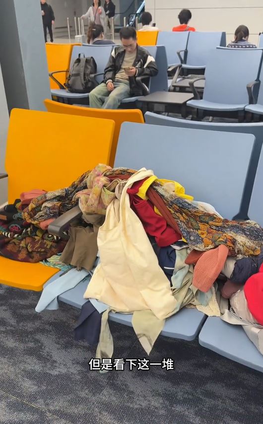 「羊」和朋友為省行李超重費，在機場把大量衣服層層穿在身上。抖音＠羊