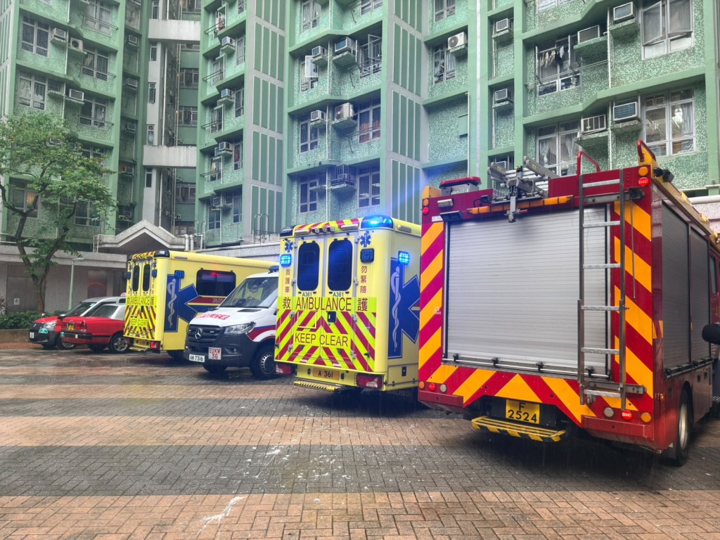 消防及救護車到場。 消防及救護車到場。
