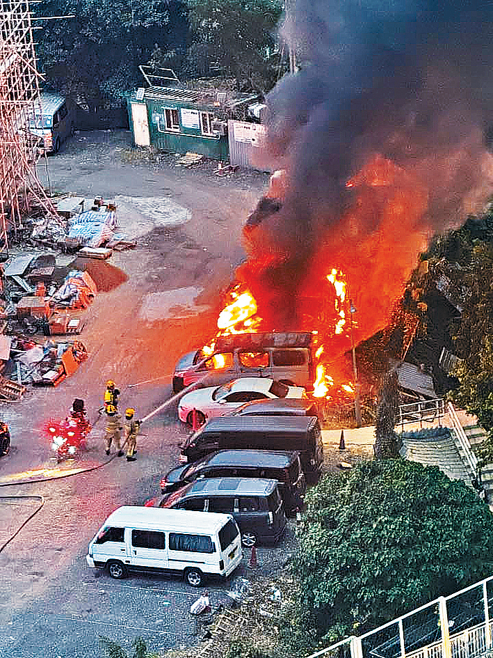 屯門寶塘下露天停車場前日有汽車起火，消防員到場開喉灌救。