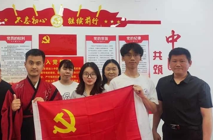 有大陆网友称，李东宪已加入了中国共产党。