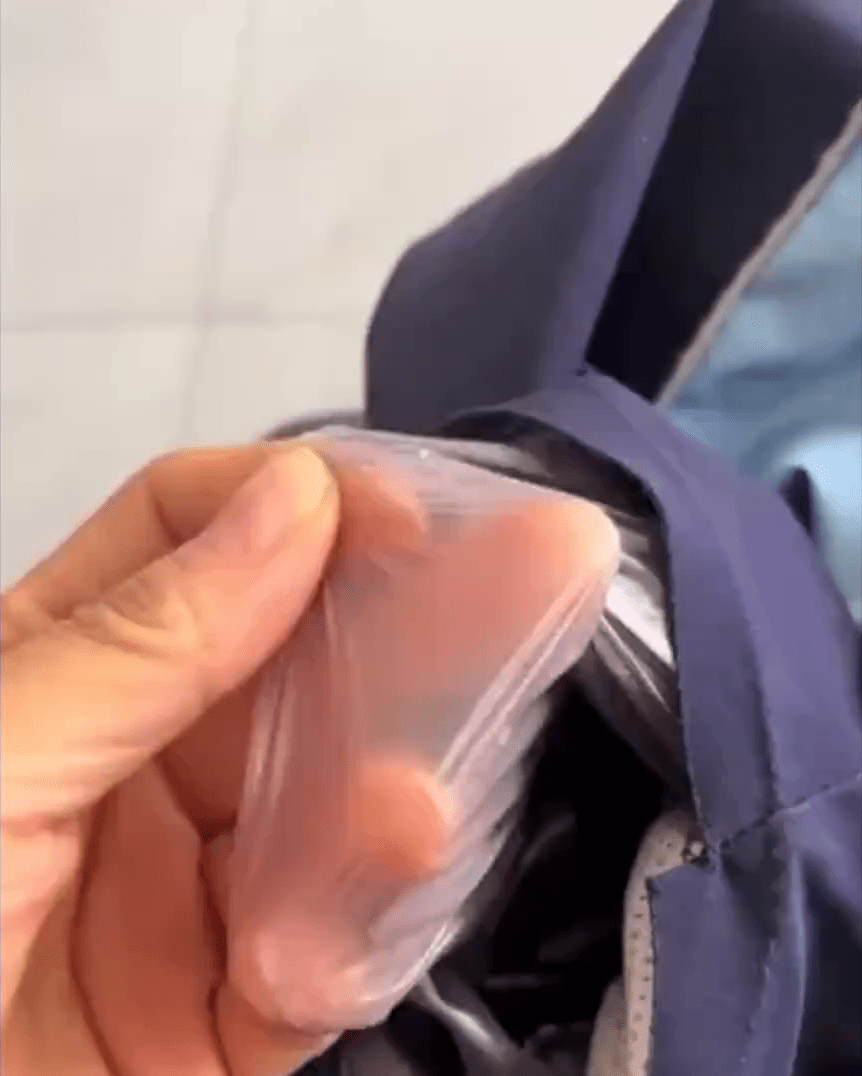 网民发视频称小学校服内层发现胶膜。