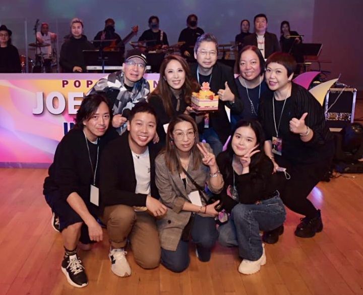 工作人員送上蛋糕祝賀壽星女。