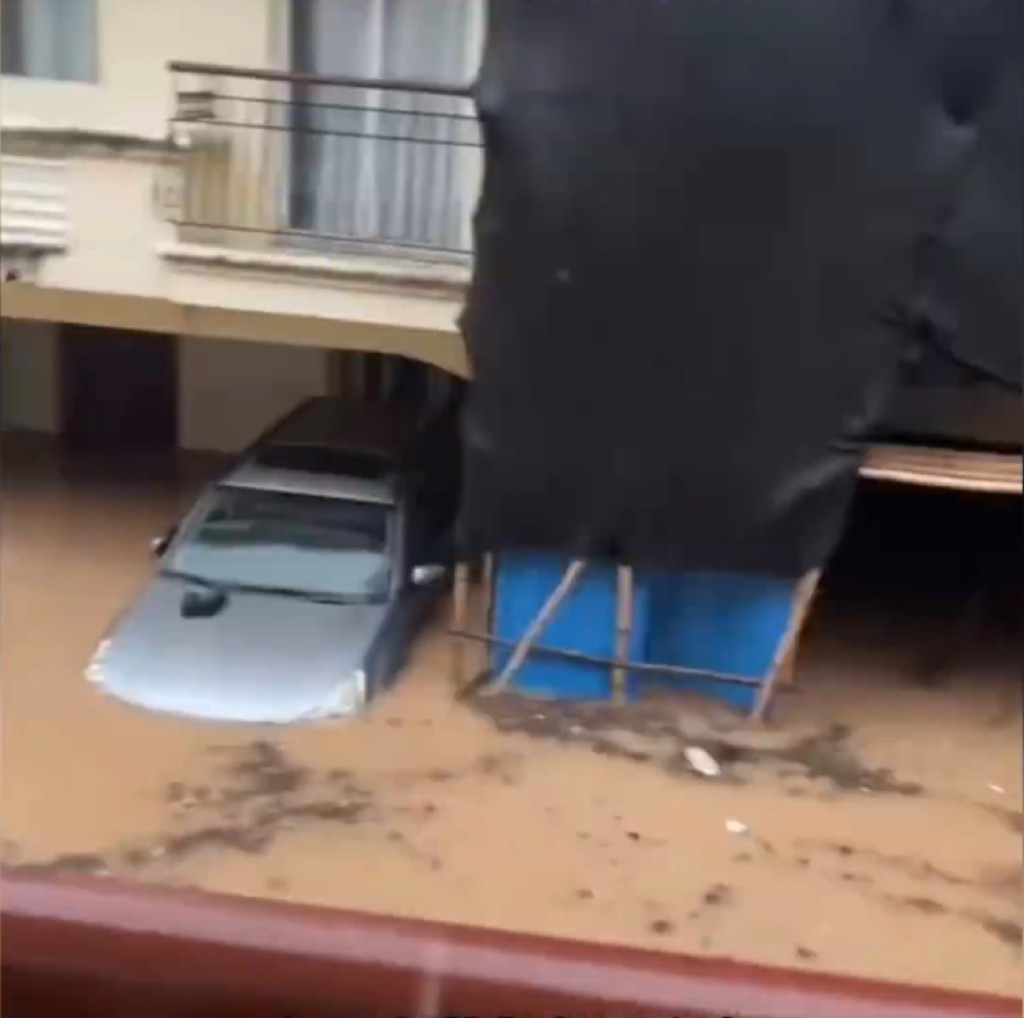 多處小區水浸，水位浸過車轆。
