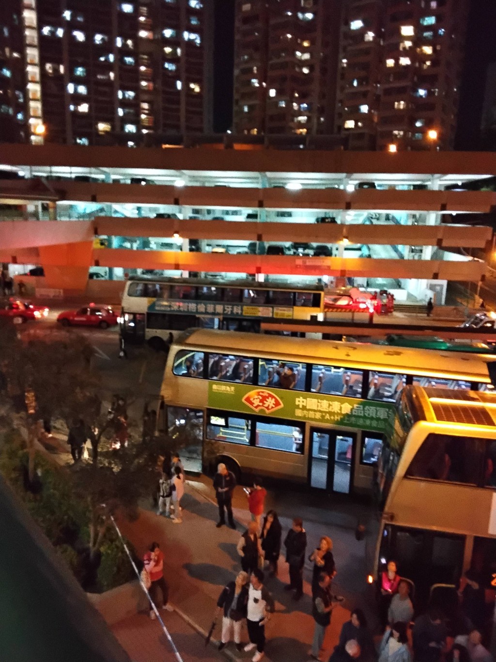 多名市民疏散到安全位置。網上圖片