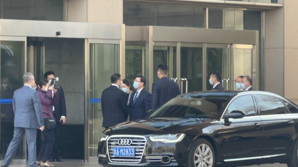 李家超的車隊今早抵達國家財政部。（郭詠欣攝）