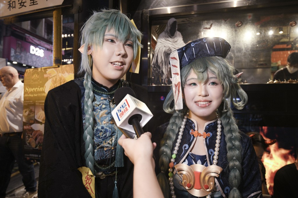 左起:羅小姐、王小姐吸引逾40人要求合照。 左起:羅小姐、王小姐吸引逾40人要求合照。