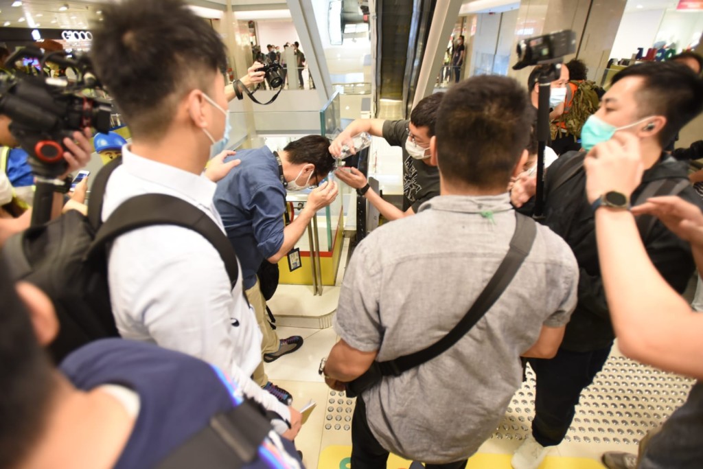 有便衣警員被擲水樽後要同袍冲洗。