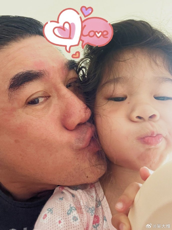 吴大维去年7月罕有更新社交网，晒出与女儿的合照。