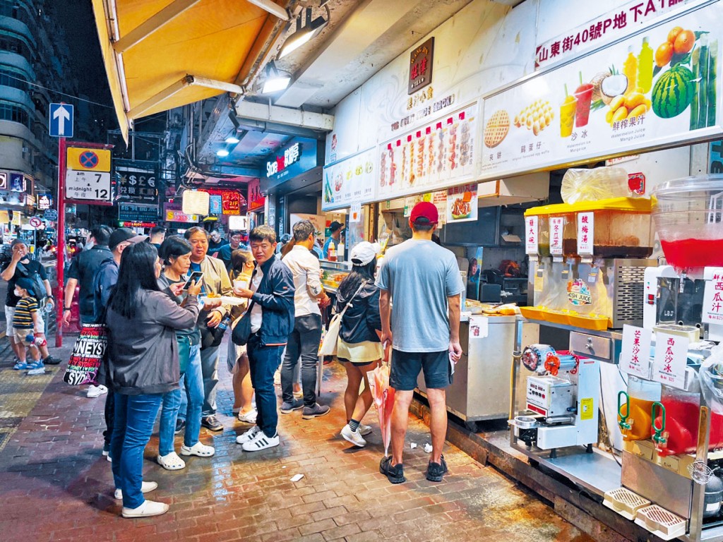 暴雨過後,旺角昨晚人流增多,部分食肆外出現人龍。