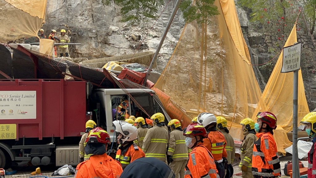 藍田周二發生挖泥車翻側壓倒垃圾車意外，一名跟車工人一度被困。