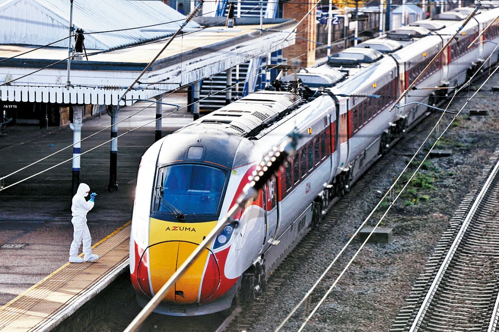 法證人員周日檢查發生砍人事件的列車。