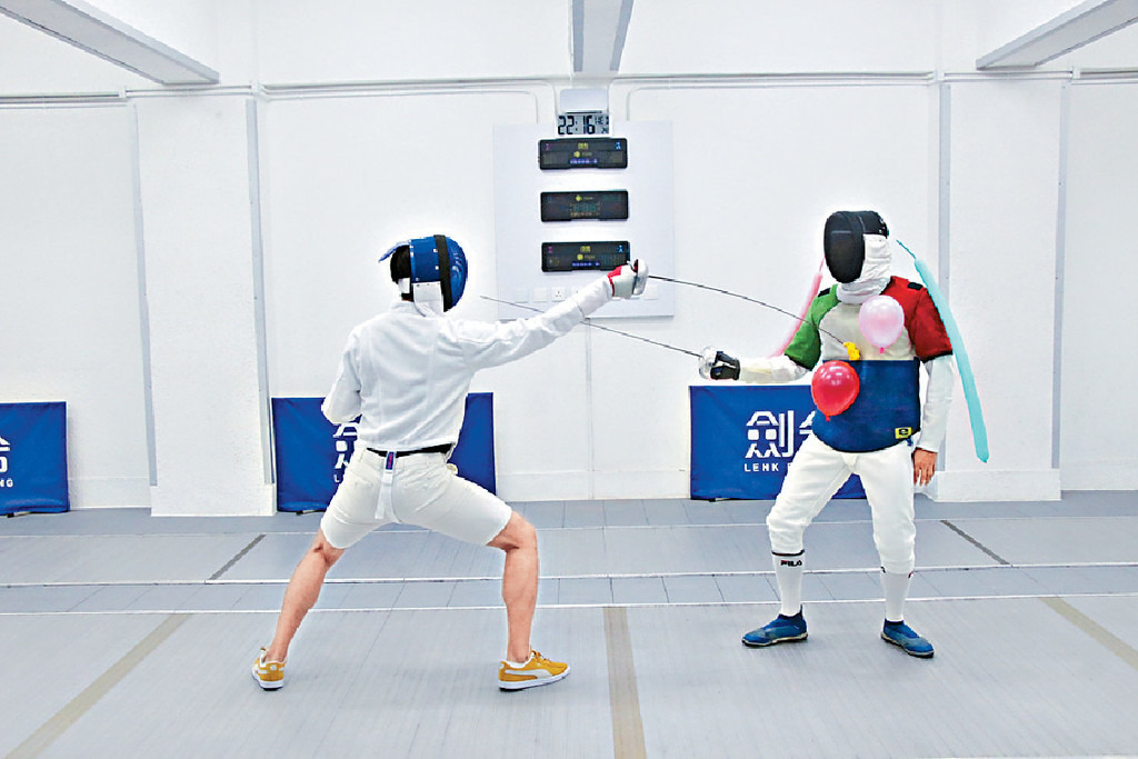 挑战教练■本身玩开排球嘅「193」成绩最好，戴上面罩成功拮爆黐喺森美身上嘅气球。