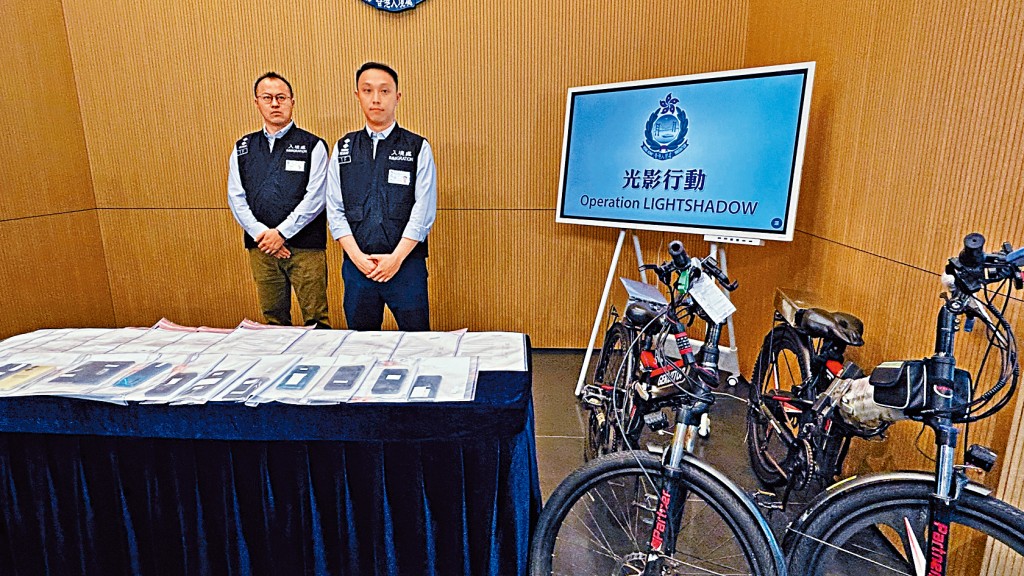 入境處特遣隊副指揮官巫泉傑(右)講述行動經過。
