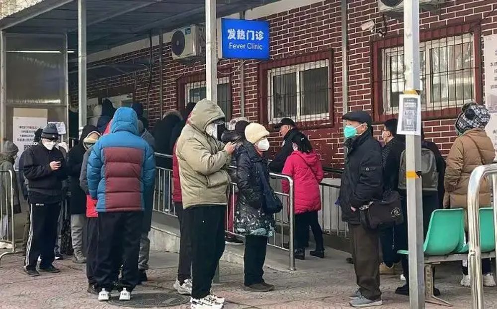 上海北京等地出現發熱門診排長隊。