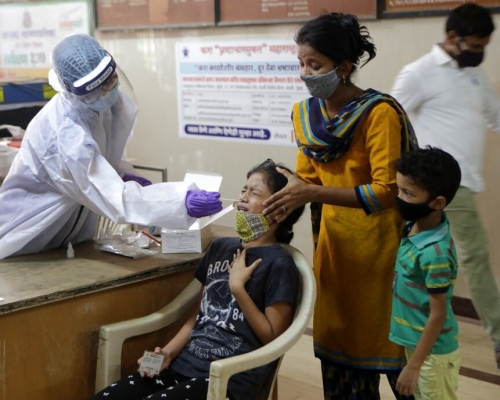 印度疫情失控，單日新增25萬人確診。AP圖片