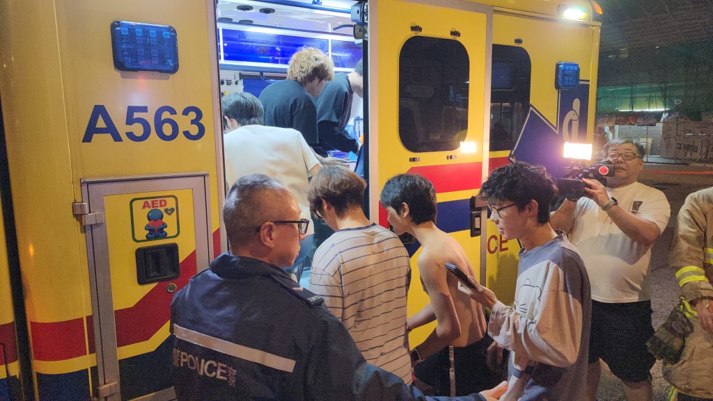 7男1女留學生吸入濃煙不適送院治理。黎志偉攝 7男1女留學生吸入濃煙不適送院治理。黎志偉攝