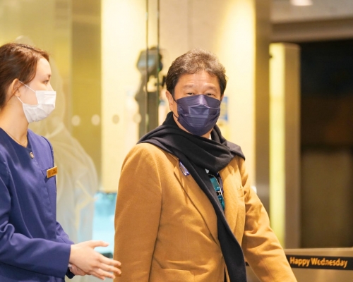 「旺舖必星」的馬主仼永賢入場撐愛駒。 Curry攝