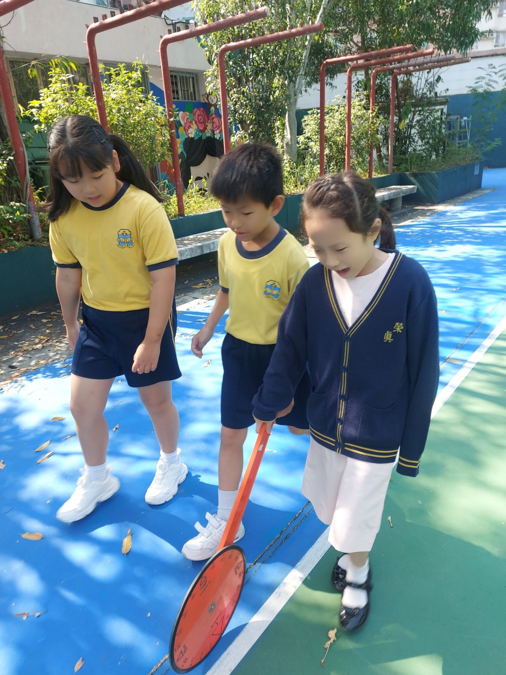 量度校內操場的大小，可加強學習與生活環境的連繫。（圖片來源：受訪學校提供）